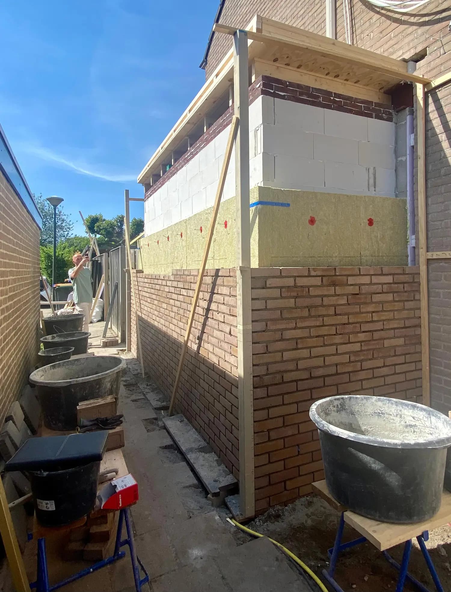 Aanbouw in aanbouw met steenwolisolatie, kalkzandsteen en schoon metselwerk aan de achtergevel van een woning in de Achterhoek
