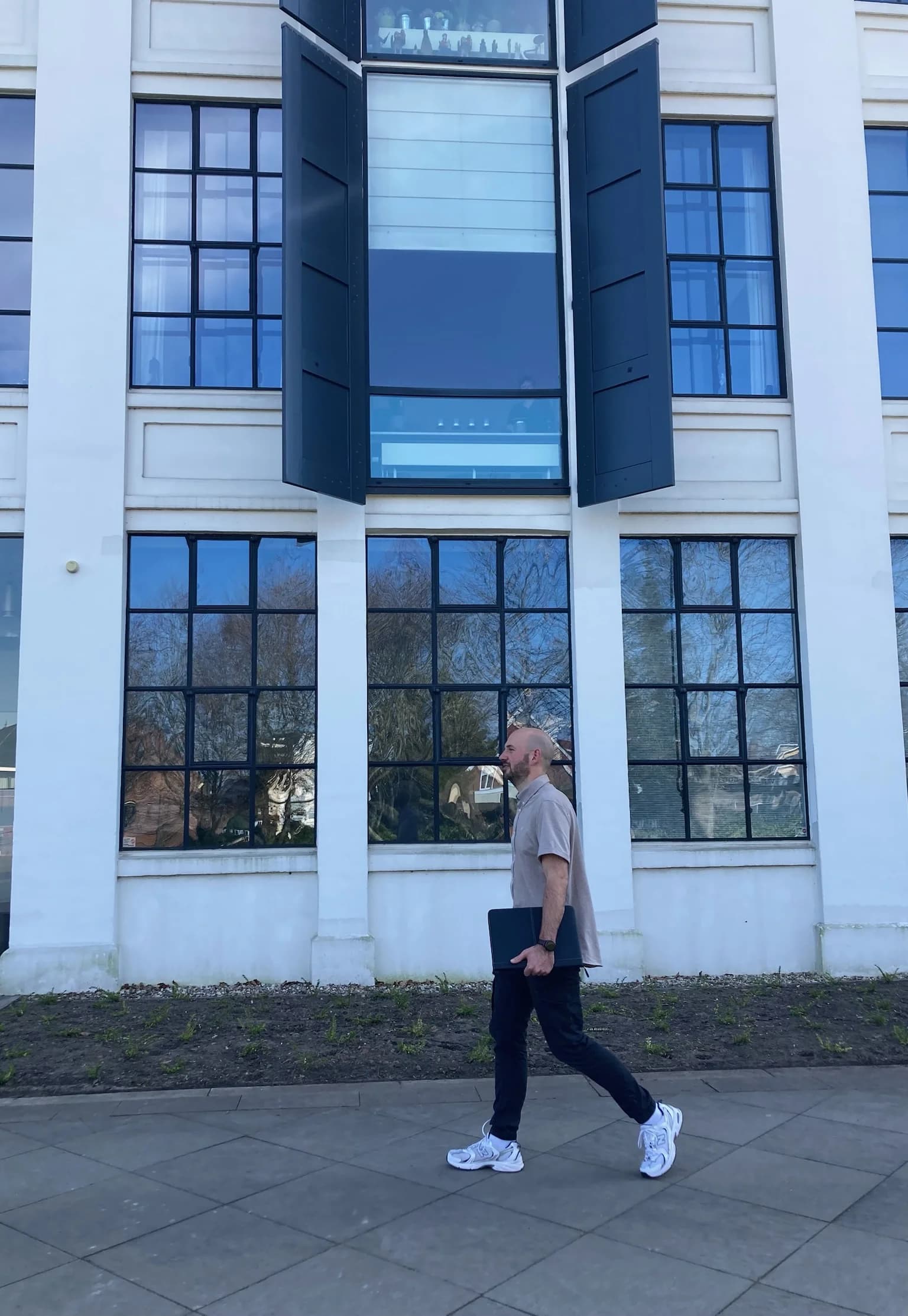 Coen Wilterdink van WILTEK voor een modern gebouw