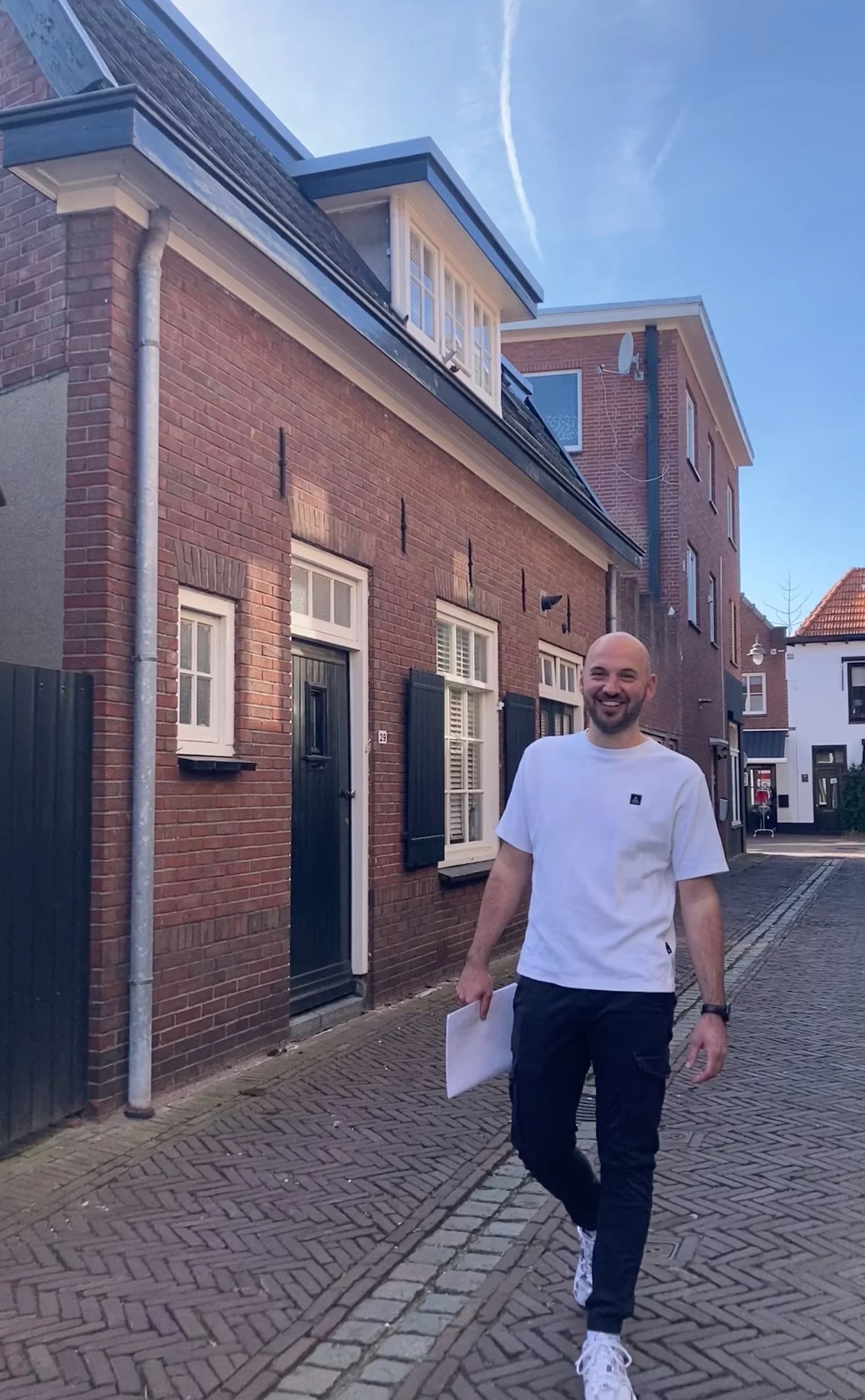 Coen Wilterdink, bouwkundig tekenaar, lopend in de binnenstad van Winterswijk