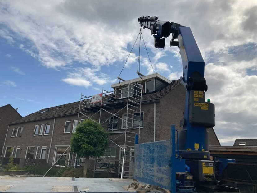 Dakkapel op een schuin dakvlak van een woning