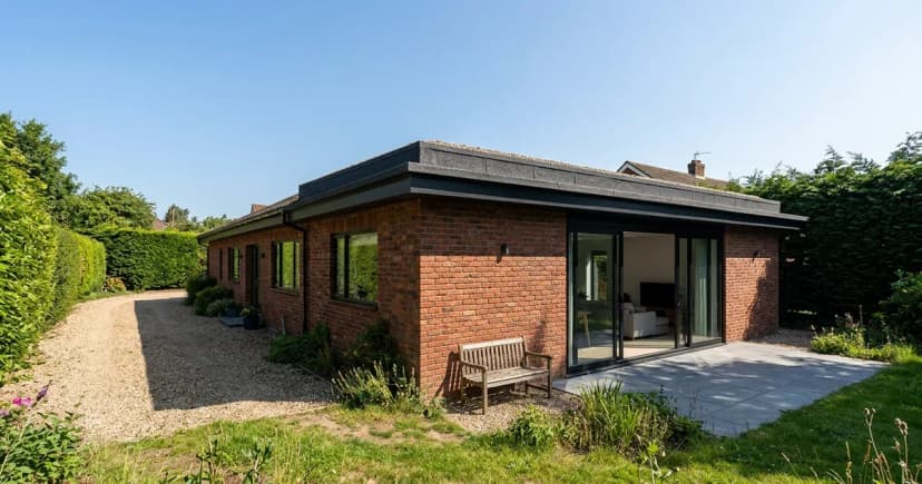 Houten overkapping in een achtertuin