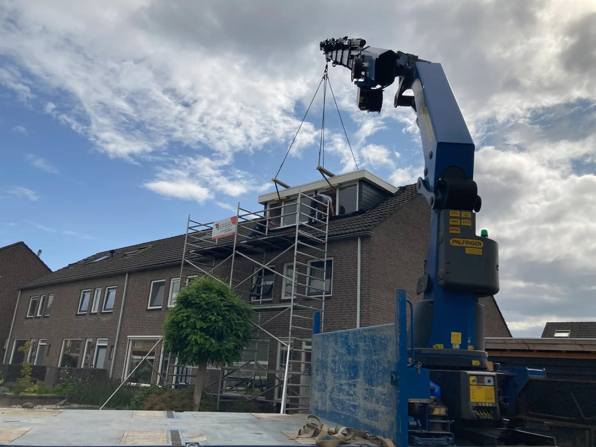 Plaatsing van een prefab dakkapel met een kraan op een woning in de Achterhoek